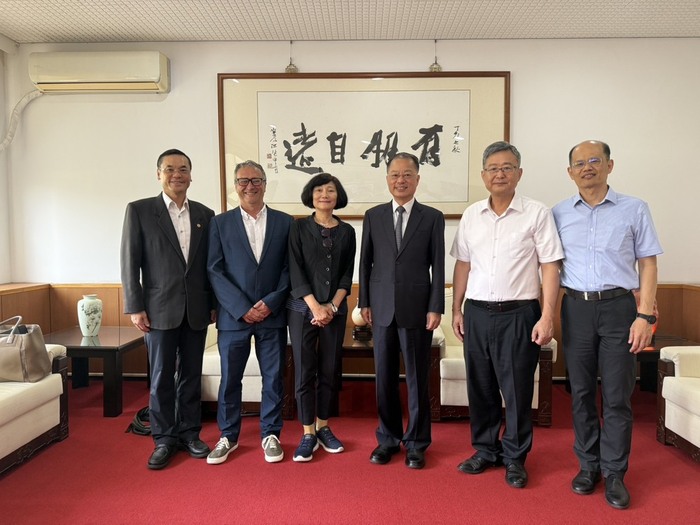 校長率本校一級主管與Michael Rowe教授合影