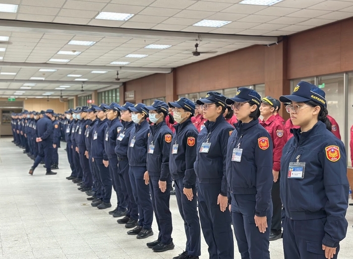 學員精神抖擻進行儀態訓練。