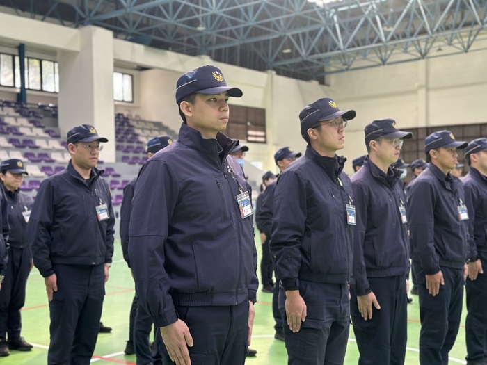 眼神專注、全力以赴。