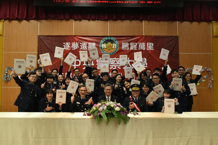 等了22個月終於領到結業證書囉!