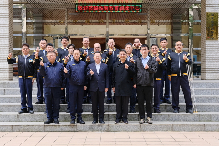 校長與結業學員合照