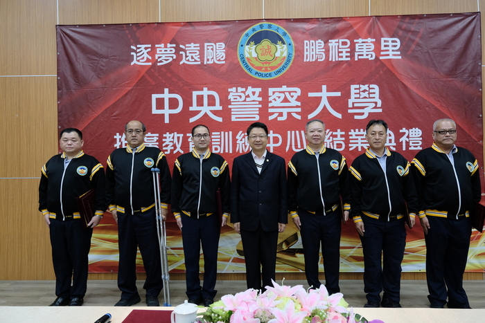 本中心主任頒發自治幹部榮譽獎狀