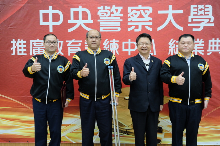 本中心主任頒發結業成績優良獎狀