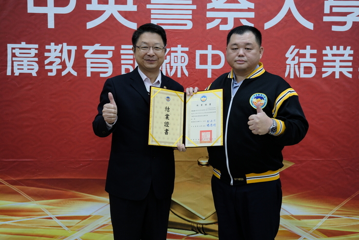 本中心主任頒發結業證書