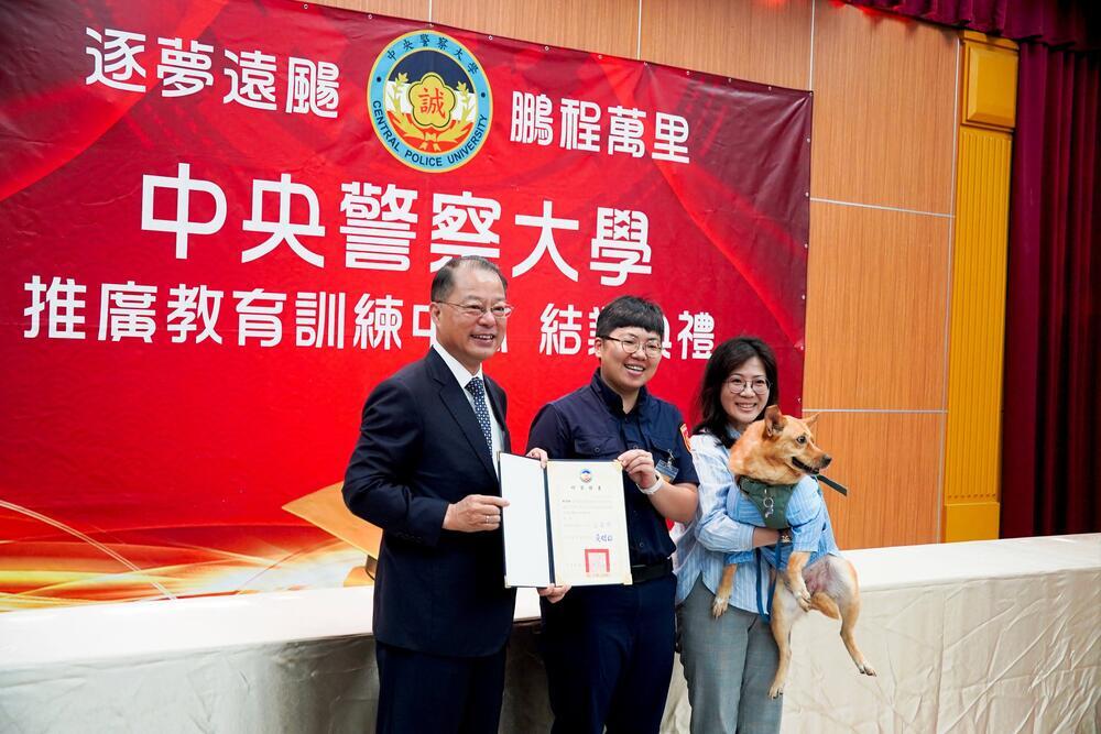 校長頒發結業證書