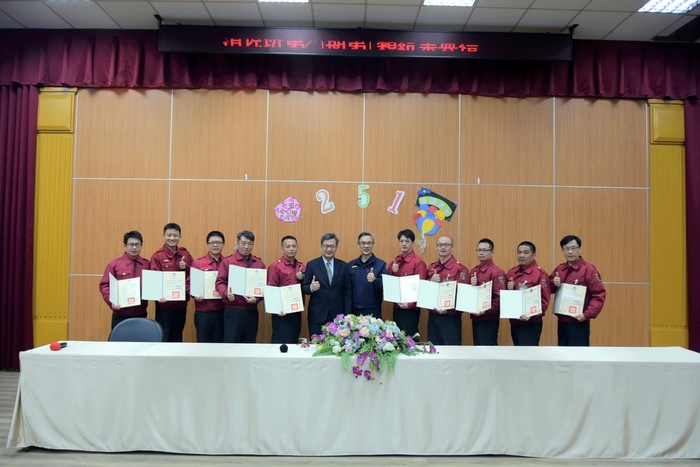 主任、大隊長與學員合影