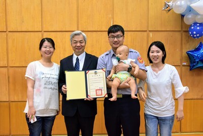 推廣中心朱主任金池與學員吳瑛南及其家屬合影