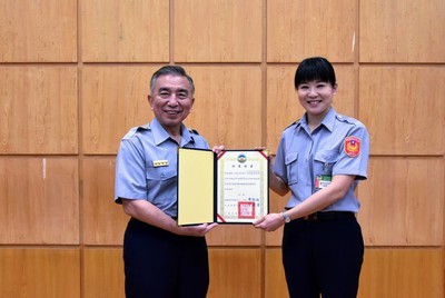 校長頒發結業證書給學員代表張是婕同學