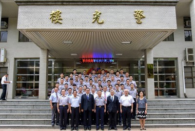 全體警佐班第37期第2類結業學員與師長合影留念