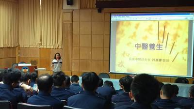 本中心於105年12月30日10時10分至12時邀請長庚中醫針傷科主治醫師許惠菁至本中心102教室講授中醫養生之道，內容包含心臟病、痠痛、失眠、壓力症候群的預防與改善之具體作法以及日常生活應注意事項，使我們中心學員在日後繁忙的勤務中，懂得如何保養身體、強健體魄。警察經常面臨各方面突如其來的壓力，許醫師引述《素問-舉痛論》：「余知百病生于氣也，怒則氣上，喜則氣緩，悲則氣消，恐則氣下，寒則氣收，炅則氣泄，驚則氣亂，勞則氣耗，思則氣結。」來解釋情緒與疾病的關聯，也提醒暴飲暴食亦會造成身心的負擔，最後鼓勵各學員再忙也要禪想靜坐，紓解身心， 才能在職場上更能面對各形各色的壓力。