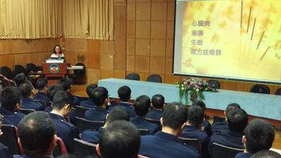 本中心於105年12月30日10時10分至12時邀請長庚中醫針傷科主治醫師許惠菁至本中心102教室講授中醫養生之道，內容包含心臟病、痠痛、失眠、壓力症候群的預防與改善之具體作法以及日常生活應注意事項，使我們中心學員在日後繁忙的勤務中，懂得如何保養身體、強健體魄。警察經常面臨各方面突如其來的壓力，許醫師引述《素問-舉痛論》：「余知百病生于氣也，怒則氣上，喜則氣緩，悲則氣消，恐則氣下，寒則氣收，炅則氣泄，驚則氣亂，勞則氣耗，思則氣結。」來解釋情緒與疾病的關聯，也提醒暴飲暴食亦會造成身心的負擔，最後鼓勵各學員再忙也要禪想靜坐，紓解身心， 才能在職場上更能面對各形各色的壓力。
