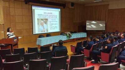 本中心於105年12月30日10時10分至12時邀請長庚中醫針傷科主治醫師許惠菁至本中心102教室講授中醫養生之道，內容包含心臟病、痠痛、失眠、壓力症候群的預防與改善之具體作法以及日常生活應注意事項，使我們中心學員在日後繁忙的勤務中，懂得如何保養身體、強健體魄。警察經常面臨各方面突如其來的壓力，許醫師引述《素問-舉痛論》：「余知百病生于氣也，怒則氣上，喜則氣緩，悲則氣消，恐則氣下，寒則氣收，炅則氣泄，驚則氣亂，勞則氣耗，思則氣結。」來解釋情緒與疾病的關聯，也提醒暴飲暴食亦會造成身心的負擔，最後鼓勵各學員再忙也要禪想靜坐，紓解身心， 才能在職場上更能面對各形各色的壓力。
