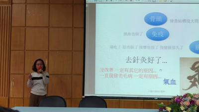 本中心於105年12月30日10時10分至12時邀請長庚中醫針傷科主治醫師許惠菁至本中心102教室講授中醫養生之道，內容包含心臟病、痠痛、失眠、壓力症候群的預防與改善之具體作法以及日常生活應注意事項，使我們中心學員在日後繁忙的勤務中，懂得如何保養身體、強健體魄。警察經常面臨各方面突如其來的壓力，許醫師引述《素問-舉痛論》：「余知百病生于氣也，怒則氣上，喜則氣緩，悲則氣消，恐則氣下，寒則氣收，炅則氣泄，驚則氣亂，勞則氣耗，思則氣結。」來解釋情緒與疾病的關聯，也提醒暴飲暴食亦會造成身心的負擔，最後鼓勵各學員再忙也要禪想靜坐，紓解身心， 才能在職場上更能面對各形各色的壓力。