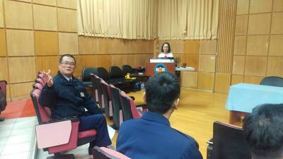 本中心於105年12月30日10時10分至12時邀請長庚中醫針傷科主治醫師許惠菁至本中心102教室講授中醫養生之道，內容包含心臟病、痠痛、失眠、壓力症候群的預防與改善之具體作法以及日常生活應注意事項，使我們中心學員在日後繁忙的勤務中，懂得如何保養身體、強健體魄。警察經常面臨各方面突如其來的壓力，許醫師引述《素問-舉痛論》：「余知百病生于氣也，怒則氣上，喜則氣緩，悲則氣消，恐則氣下，寒則氣收，炅則氣泄，驚則氣亂，勞則氣耗，思則氣結。」來解釋情緒與疾病的關聯，也提醒暴飲暴食亦會造成身心的負擔，最後鼓勵各學員再忙也要禪想靜坐，紓解身心， 才能在職場上更能面對各形各色的壓力。