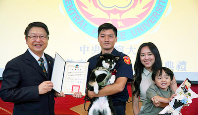 中心主任與結業學員與眷屬合影留念