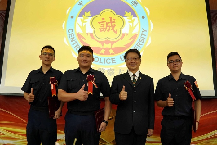 中心主任劉嘉發與前三名合影