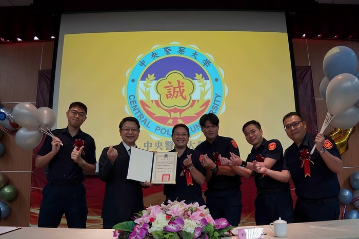 中心主任與結業學員與眷屬合影留念