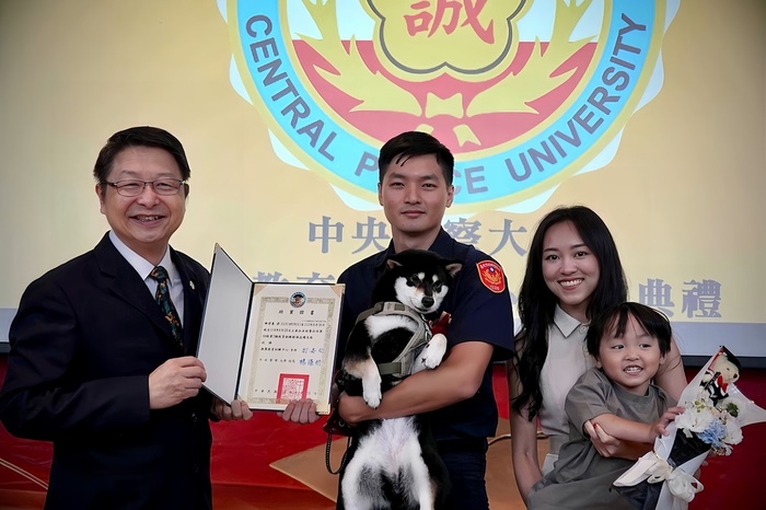 中心主任與結業學員與眷屬合影留念