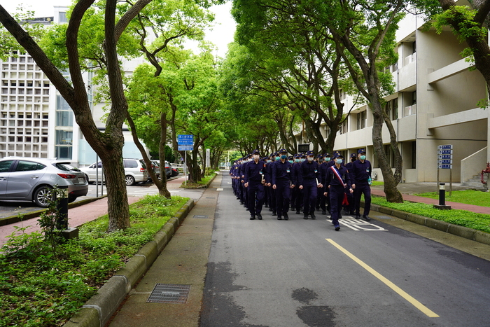 昂首闊步 邁向未來