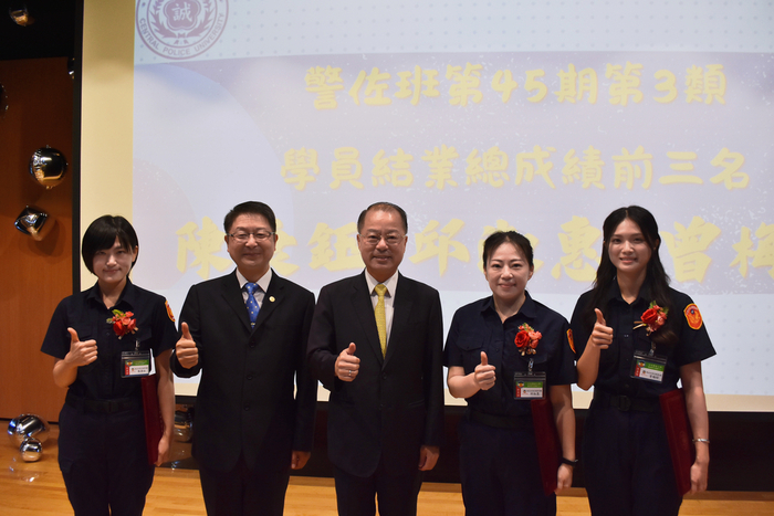 校長與佐3結業總成績前三名合影