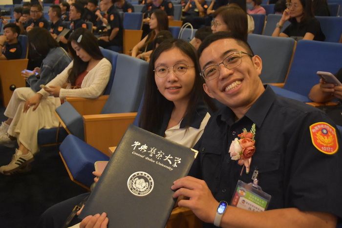 學員與寶眷結業典禮合影